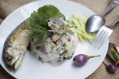 Gıda serisi: haşlanmış pirinç kızarmış uskumru ile