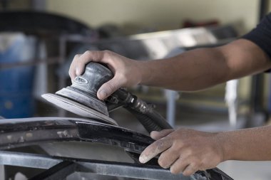 Otomatik vücut onarım serisi: mekanik zımparalama araba tampon Closeup