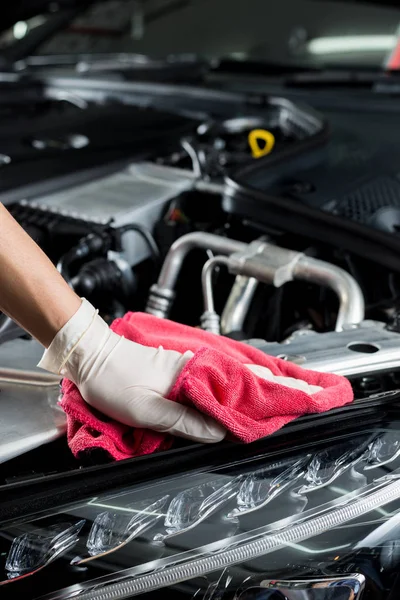 Série de detalhes do carro: Fechar o motor do carro de limpeza da mão — Fotografia de Stock