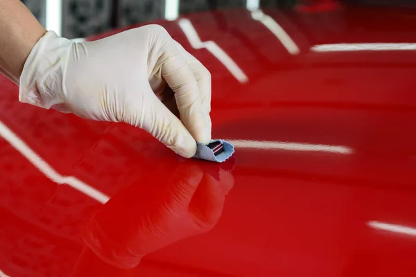 Serie de detalles del coche: Primer plano del recubrimiento de mano pintura roja del coche — Foto de Stock