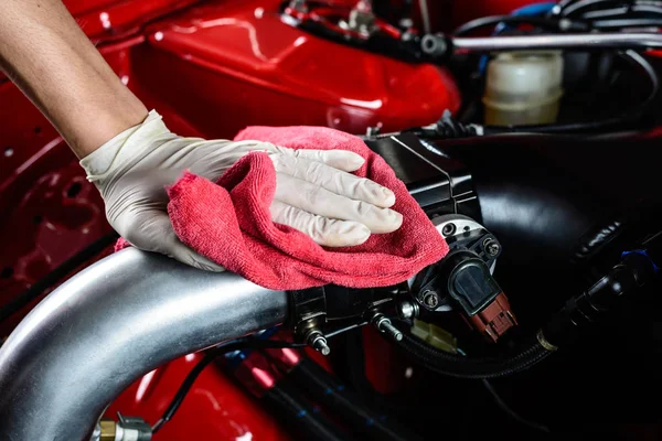 Série de detalhes do carro: Fechar o motor do carro de limpeza da mão — Fotografia de Stock