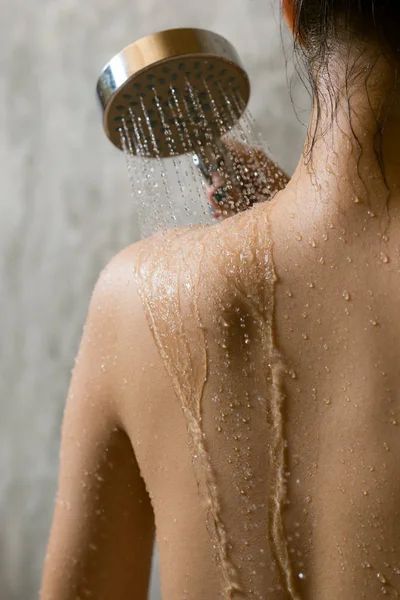 Onsen-Serie: Nahaufnahme einer asiatischen Frau unter der Dusche im Badezimmer — Stockfoto