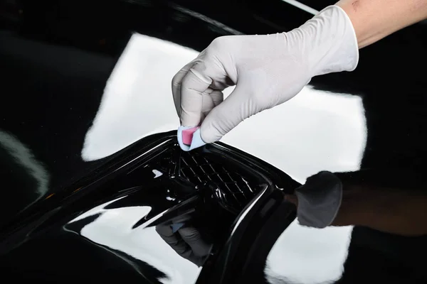 Série de detalhes do carro: Fechar a tampa do carro preto do revestimento da mão — Fotografia de Stock