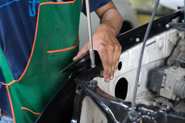 Auto corpo série de reparação: Substituindo carro pára-lamas — Fotografia de Stock