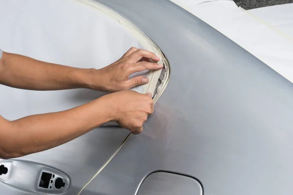 Auto corpo série de reparação: Mascarando carro antes de pintar novamente — Fotografia de Stock