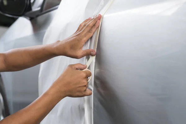 Автоматический ремонт кузова: Маскировка автомобиля перед перекраской — стоковое фото