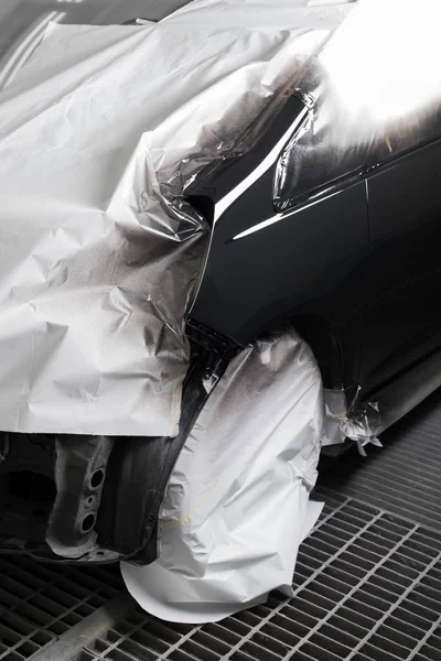 Auto corpo reparação série: carro preto após repintar na cabine de pintura — Fotografia de Stock