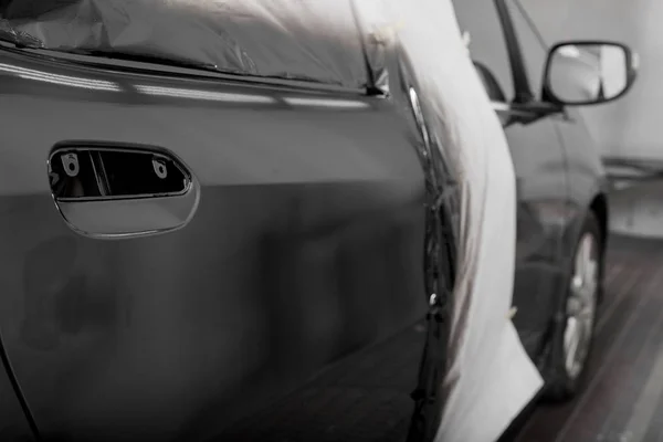 Auto corpo reparação série: carro preto após repintar na cabine de pintura — Fotografia de Stock