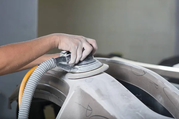 Auto série de reparo do corpo: Fechar o pára-choques mecânico do carro de lixamento — Fotografia de Stock