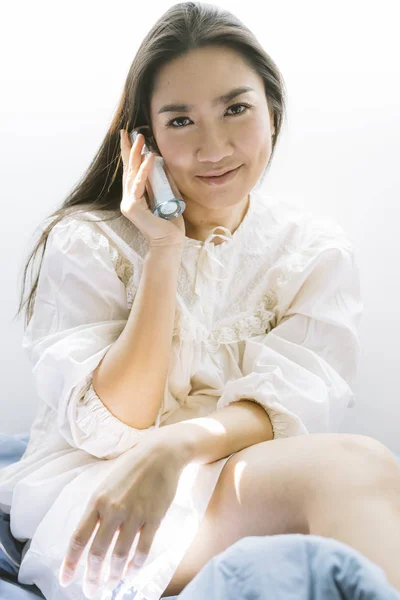Schoonheid serie: Happy Aziatische vrouw met fles vochtinbrengende crème — Stockfoto