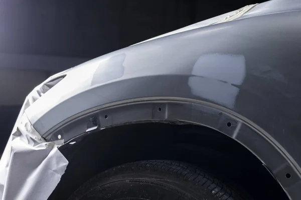 Auto serie de reparación del cuerpo: Primer plano del coche gris a la espera de repintar —  Fotos de Stock