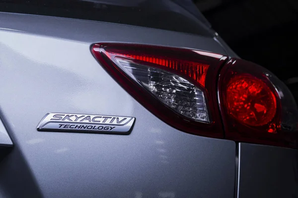BANGKOK, TAILANDIA JULIO, 5 2017: Primer plano del logotipo de Skyactiv en el modelo Mazda CX-5 2016, tecnología exclusiva de Mazda para aumentar la eficiencia de combustible y la salida del motor . —  Fotos de Stock