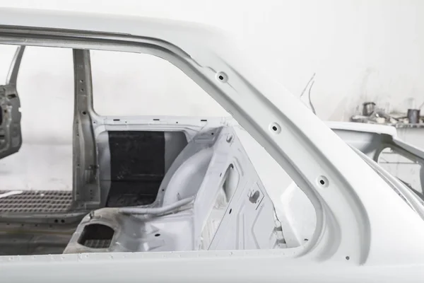 Auto corpo série de reparação: Interior do carro a ser preparado antes de repintar — Fotografia de Stock
