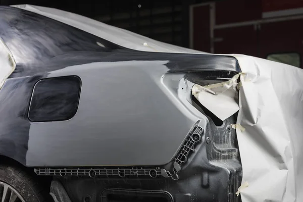 Auto serie de reparación del cuerpo: coche negro después de ser enmascarado antes de repintar —  Fotos de Stock