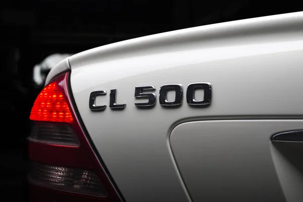 BANGKOK, TAILANDIA 14 DE JULIO DE 2017: Primer plano del logotipo CL 500 en el modelo blanco Mercedes Benz CL 500 2001 — Foto de Stock