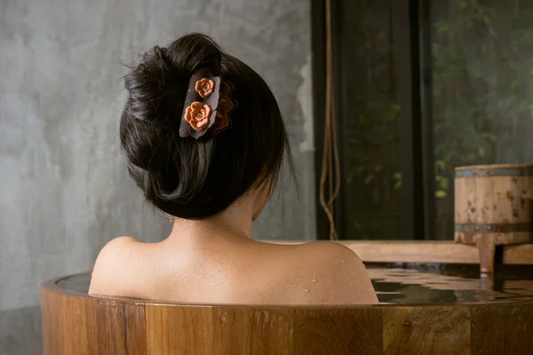 温泉系列︰ 木制浴缸认不出来的女人 — 图库照片