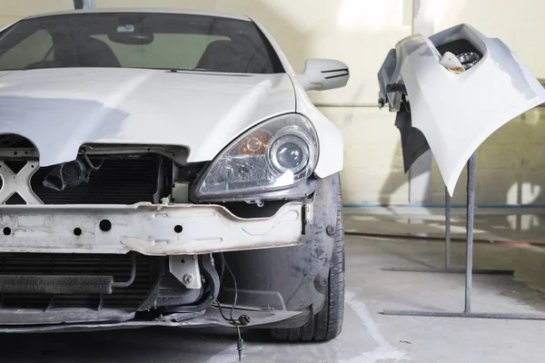 Otomatik vücut onarım serisi: Closeup beyaz spor araba boyamanız için bekliyor