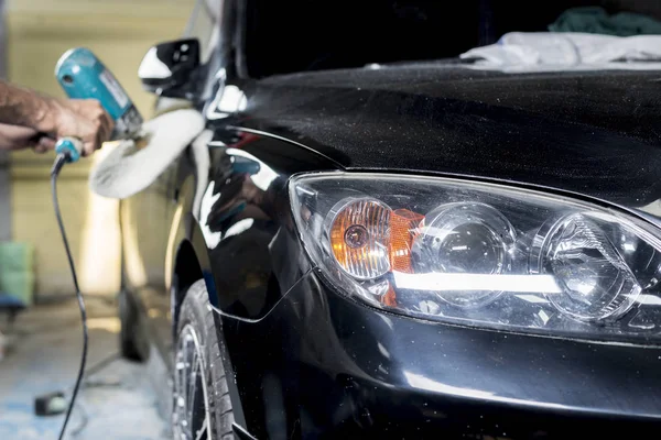 Auto serie de reparación del cuerpo: Primer plano de pulido pintura de coche negro —  Fotos de Stock