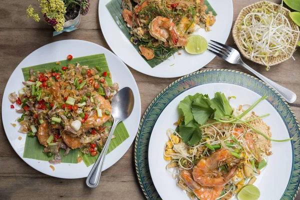 Serie de alimentos: Variedad de comida tailandesa, Pad-Thai, gambas fritas — Foto de Stock