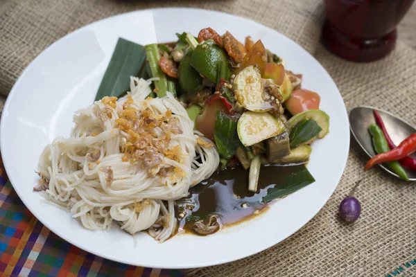 Serie de alimentos: Ensalada de papaya con vermicelli y pescado fermentado — Foto de Stock