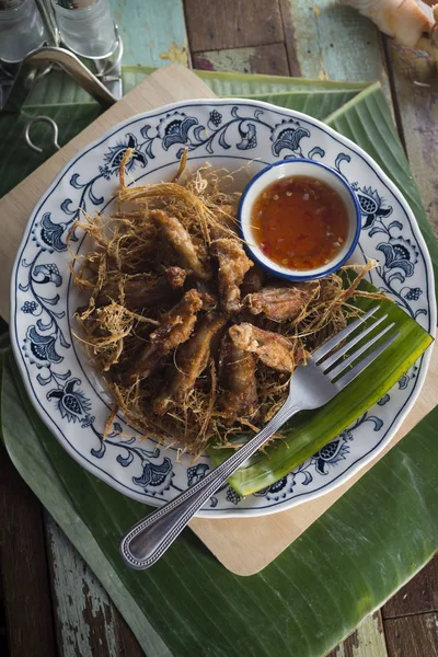 Serie de alimentos: Alitas de pollo fritas con hierba de limón crujiente — Foto de Stock