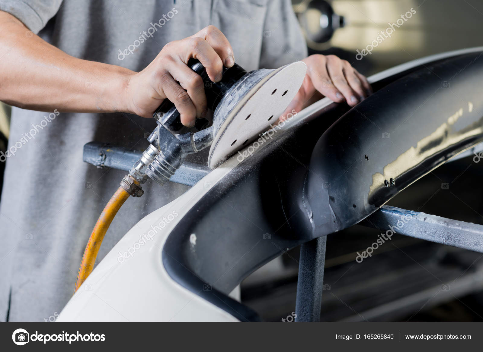 Série de réparation de carrosserie automobile : Gros plan de pare-chocs de  voiture de ponçage mécanique image libre de droit par kunksy.gmail.com ©  #165265840
