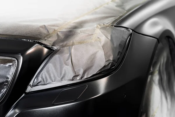 Auto corpo reparação série: carro preto sendo pintura na cabine de pintura — Fotografia de Stock