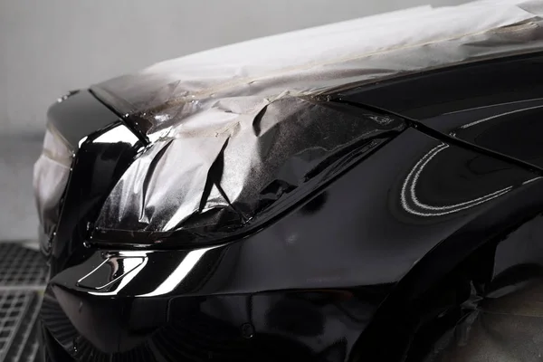 Auto serie de reparación del cuerpo: coche negro siendo pintura en cabina de pintura — Foto de Stock