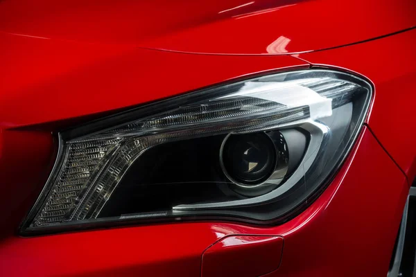 Kocsi részletezte sorozat: Vértes piros autó fényszórói — Stock Fotó