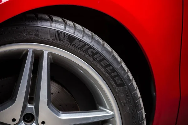 Bangkok, Tayland Ağustos, 30 2017: Kırmızı Mercedes Benz CIA 250 yüklü Michelin lastik 2017 model