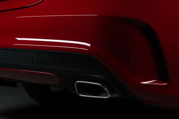 Серія деталей автомобіля: крупним планом вихлопна труба червоного автомобіля — стокове фото