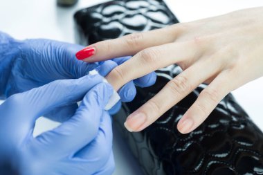 Manikür ve pedikür serisi: manikürcüye oje kaldırma