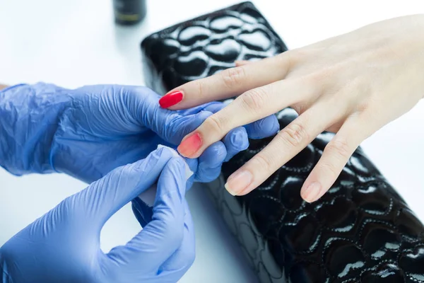 Manikür ve pedikür serisi: manikürcüye oje kaldırma