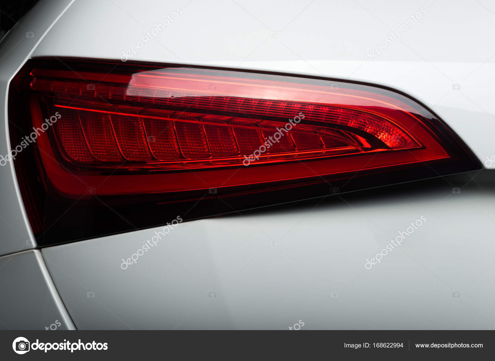 Auto: Rücklicht eines weißen Autos beschädigt - Stockfotografie:  lizenzfreie Fotos © kunksy.gmail.com 168622994