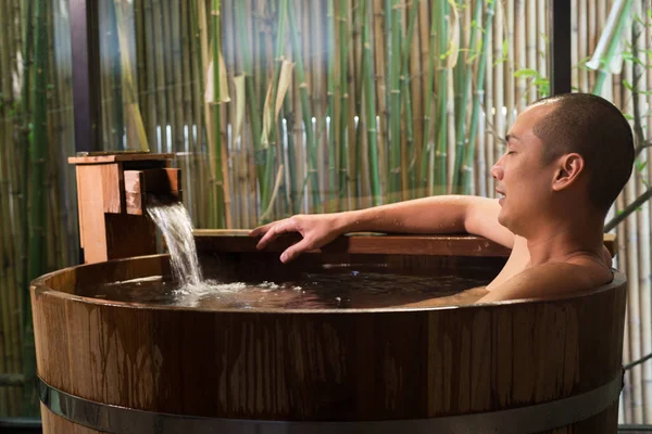 Onsen series: Homem asiático tomando banho na banheira de madeira — Fotografia de Stock