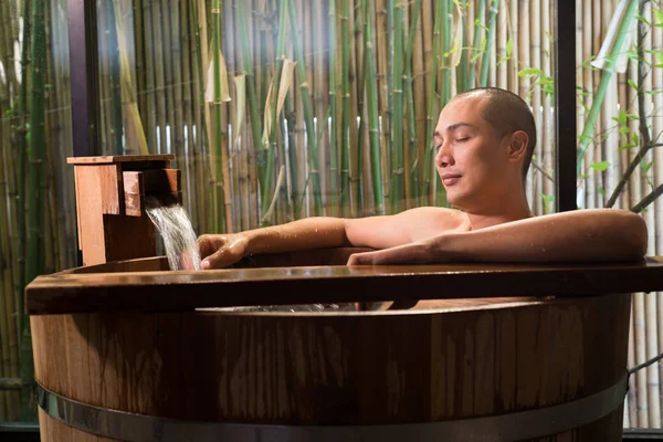 Onsen series: Homem asiático tomando banho na banheira de madeira — Fotografia de Stock