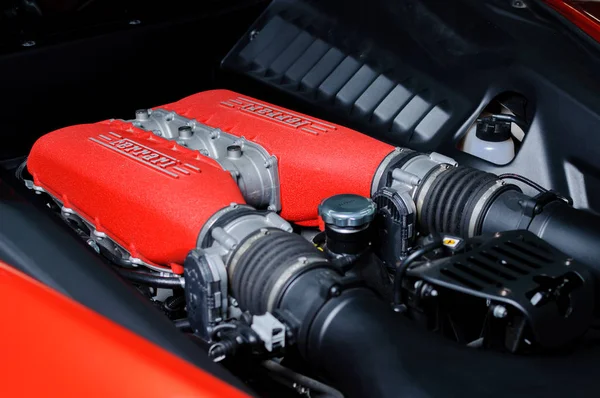 BANGKOK, THAILAND - OCTOBER 5, 2012: 4,499 cc V8 engine of Ferrari 458 Italia — Stock Photo, Image
