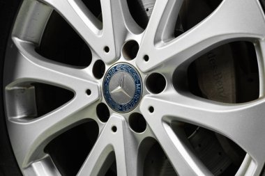 Bangkok, Tayland Kasım, 18 2017: Closeup Mercedes Benz logosu Mercedes Benz Slk R171 tekerlek üzerinde