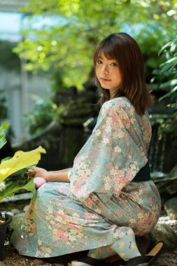 Yaşam tarzı serisi: yukata, rahat yaz kimono içinde Asyalı kadın
