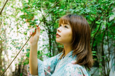 Yaşam tarzı serisi: yukata, rahat yaz kimono içinde Asyalı kadın