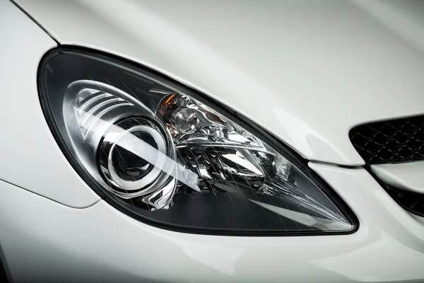 Bilpresseserie Closeup White Sports Car Headlight – stockfoto