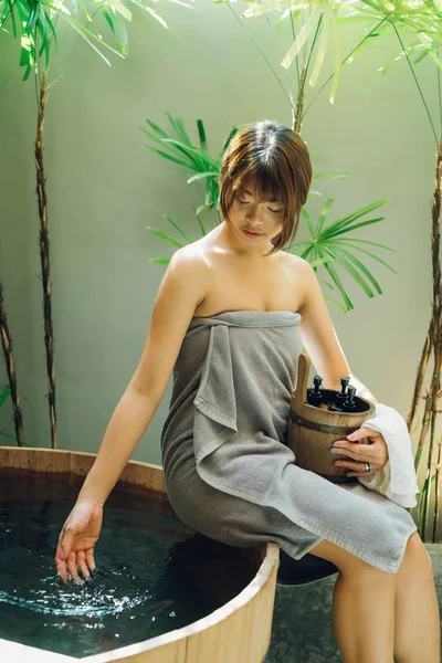Σειρά Onsen Ασιάτισσα Γυναίκα Κρατώντας Ξύλινο Κουβά Onsen — Φωτογραφία Αρχείου