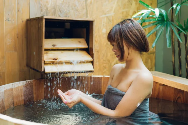 Onsen系列 亚洲妇女在木制浴缸洗澡 — 图库照片