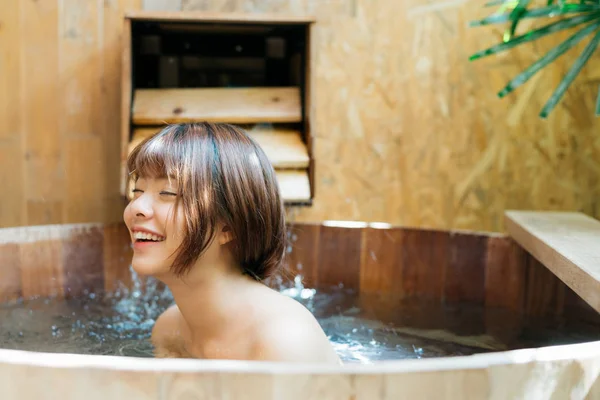 Onsen Série Mulher Asiática Tomando Banho Banheira Madeira — Fotografia de Stock