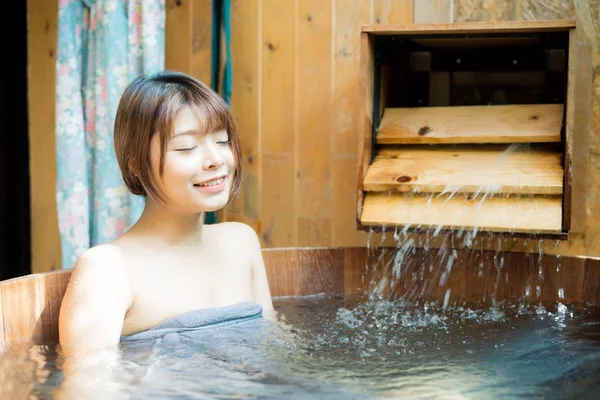 Seria Onsen Azjatka Kąpiąca Się Drewnianej Wannie — Zdjęcie stockowe