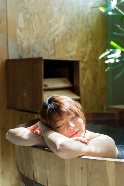 Serie Onsen Donna Asiatica Rilassante Nella Vasca Bagno Legno — Foto Stock