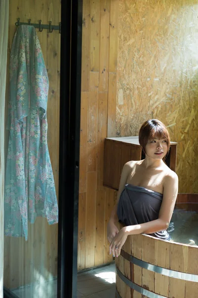 Onsen Serie Asiatin Entspannt Sich Holzbadewanne — Stockfoto