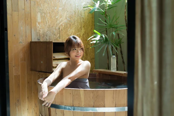 Onsen Série Mulher Asiática Relaxante Banheira Madeira — Fotografia de Stock