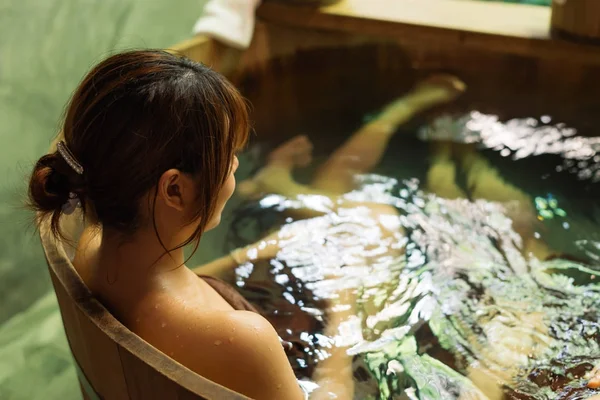 Onsen Série Mulher Asiática Tomando Banho Banheira Madeira — Fotografia de Stock