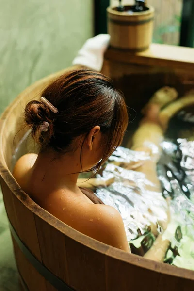 Serie Onsen Donna Asiatica Rilassante Nella Vasca Bagno Legno — Foto Stock